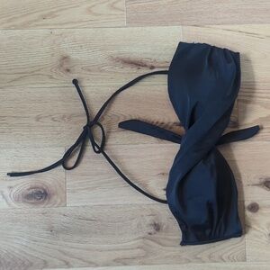 La Vie en Rose. Twist Halter Bikini Top. Size Medium.